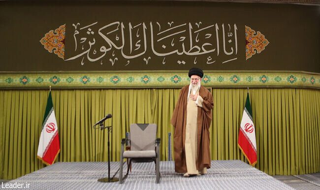 آیه معنادار نصبشده در محل دیدار امروز رهبر انقلاب +عکس