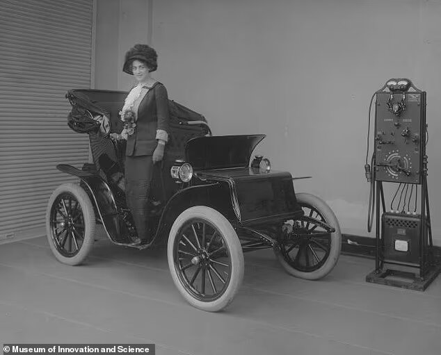 ماشین برقی عجیبی که مردم یک قرن پیش سوار می‌شدند
