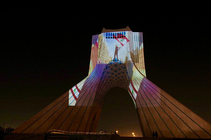 ببینید | ویدیومپینگ «کرمان تسلیت» روی برج آزادی