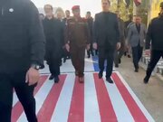 ببینید | رژه سربازان عراقی روی پرچم‌های آمریکا و اسرائیل در