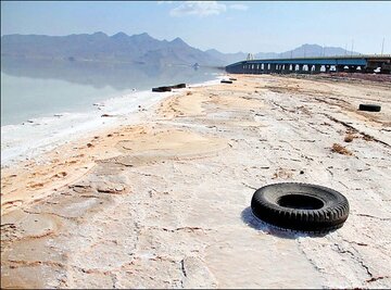 ماجرای پوستر بزرگداشت روزملی آب با جای خالی دریاچه ارومیه/ «دریاچه را خشک کرده‌اند، مسئولیتش را نمی‌پذیرند»