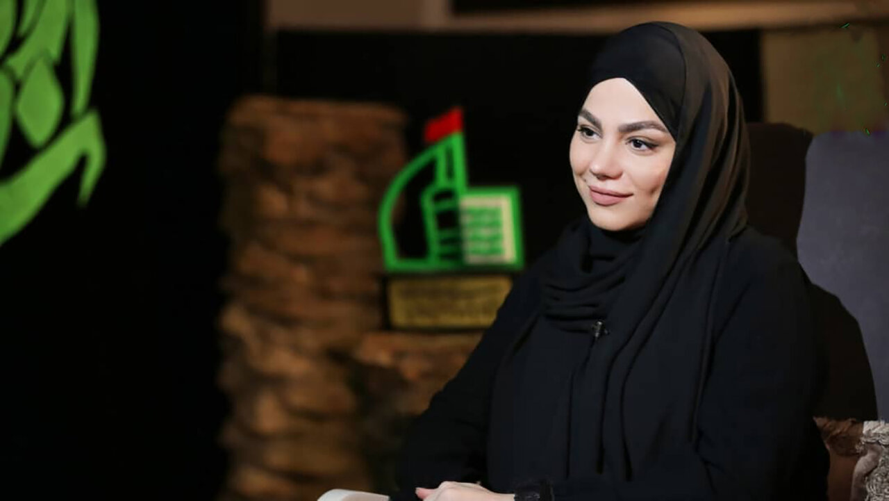 ببینید | حضور دور از انتظار دختر 6 ماهه مجری زن تلویزیون روی آنتن زنده