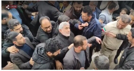 تصاویری متفاوت از حضور سردار قاآنی در گلزار شهدای کرمان بعد از حمله تروریستی /قرائت فاتحه بر مزار حاج قاسم