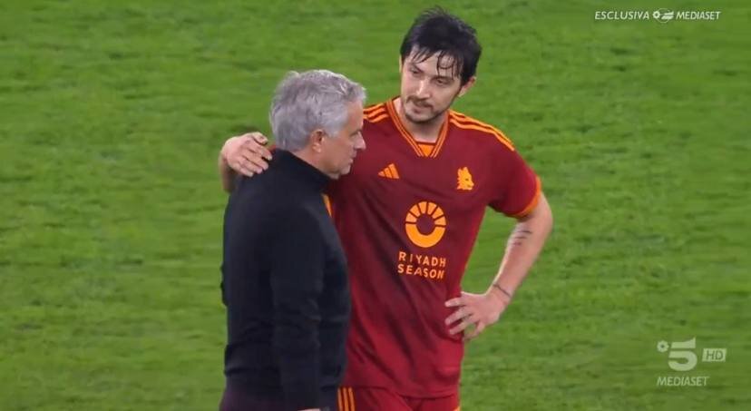 عکس| برخورد گرم مورینیو با سردار آزمون پس از درخشش