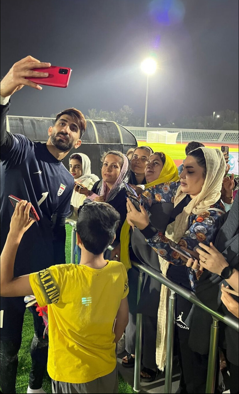 عکس| سلفی بیرانوند با زنان هوادار تیم ملی
