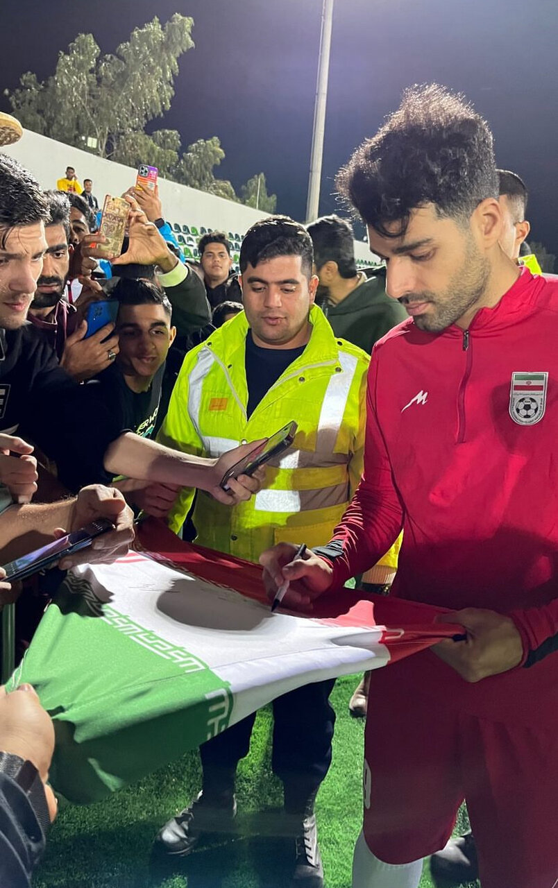 عکس| امضای مهدی طارمی روی پرچم سهرنگ ایران