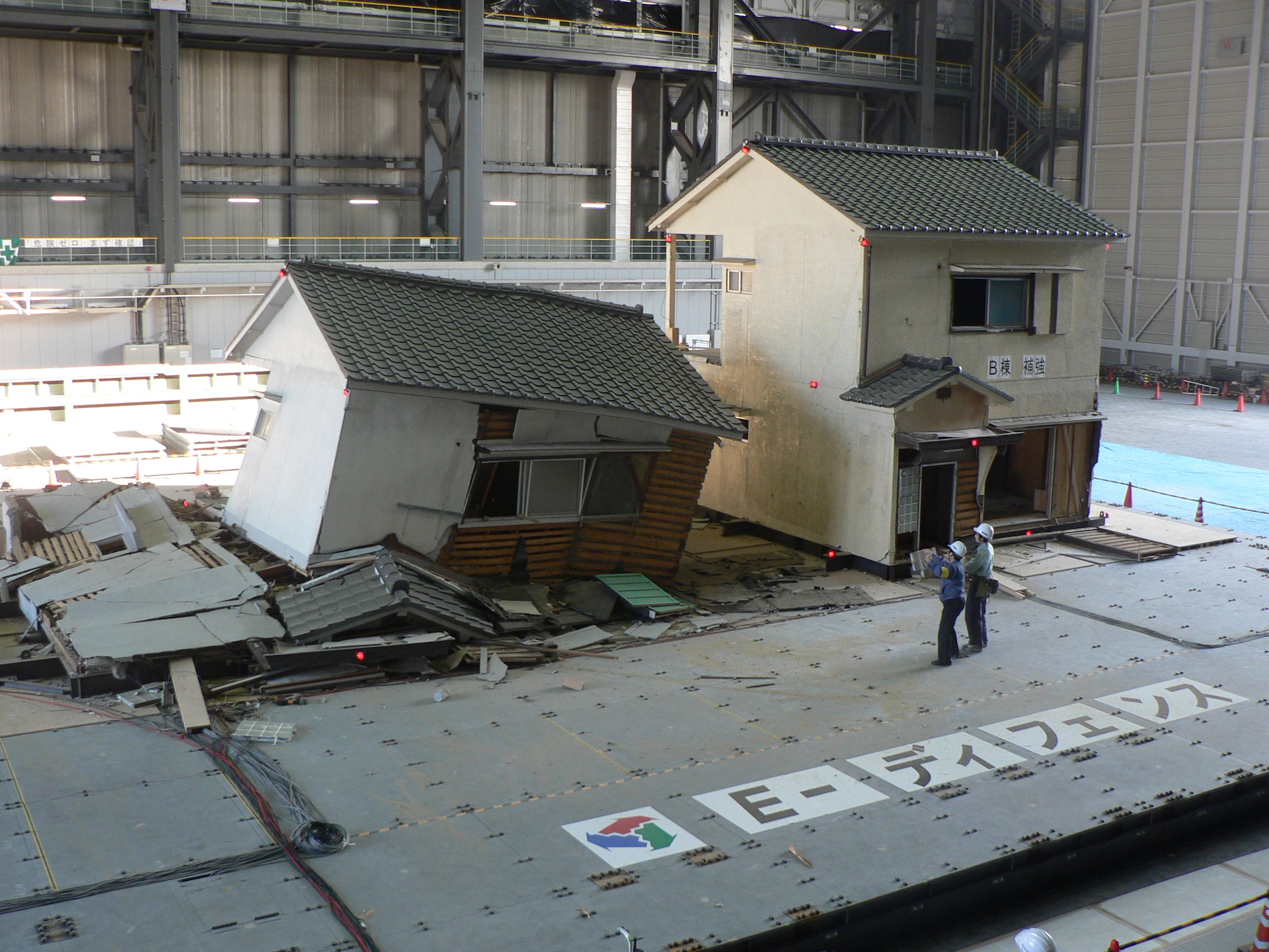 خانه‌های ژاپنی‌ چگونه با زلزله ۷ ریشتری تکان نخورد؟