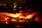 ببینید | تکه‌تکه کردن لاشه هواپیماها در ژاپن توسط جرثقیل‌ها بعد از آتش‌سوزی
