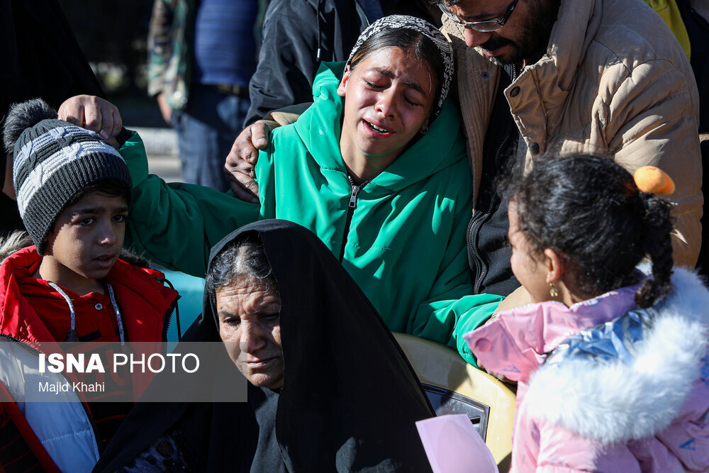 تصاویر تکان دهنده از بی تابی خانواده شهدای حمله تروریستی کرمان در مراسم تشییع