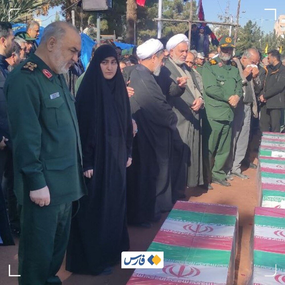 عکسی از دختر سردار سلیمانی و فرمانده کل سپاه در مراسم تشییع شهدای حمله ترورستی کرمان