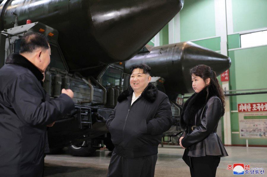 بازدید کیم جونگ اون و دخترش از این موشک‌های ترسناک پس از حمله به کره جنوبی/عکس