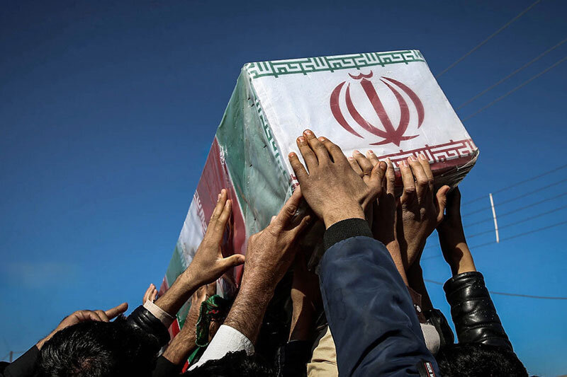 ببینید | آخرین سلام نظامی پسر به پدر شهیدش 5 ببینید | آخرین سلام نظامی پسر به پدر شهیدش