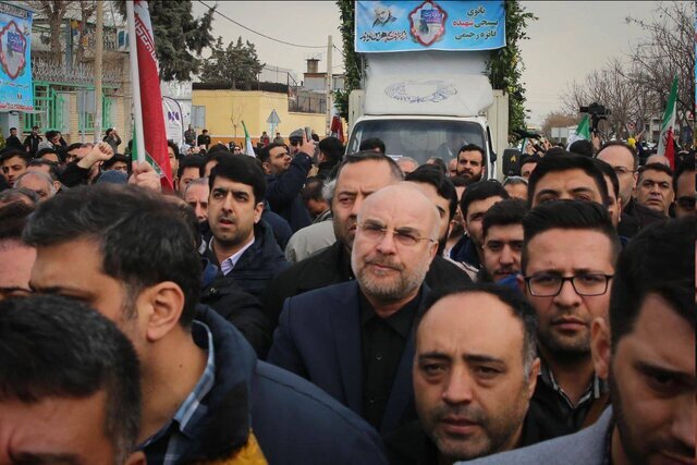 حضور قالیباف در مراسم تشییع یکی از شهدای حمله تروریستی کرمان+عکس