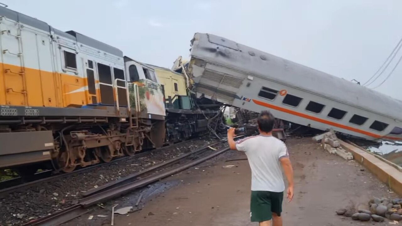ببینید | برخورد مرگبار قطار در اندونزی