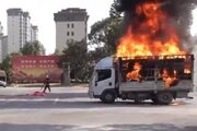 ببینید | اقدام باورنکردنی راننده کامیون؛ انتقال کامیون آتش گرفته به ایستگاه آتش‌نشانی!