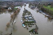 ببینید | فرو رفتن خانه‌های مسکونی در انگلیس در پی وقوع سیلاب