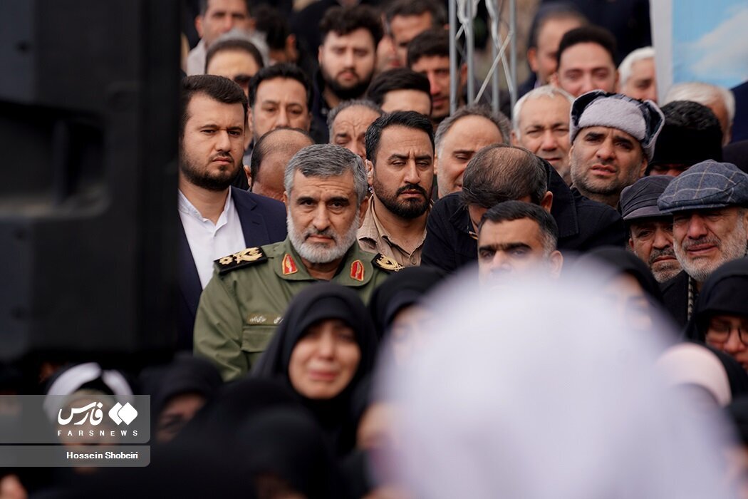 عکسی از گریه های سردار حاجی زاده در یک مراسم