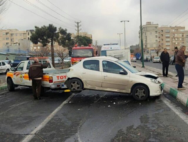 برخورد شدید کامیونت با ۱۲ خودرو در تهرانپارس/ عکس