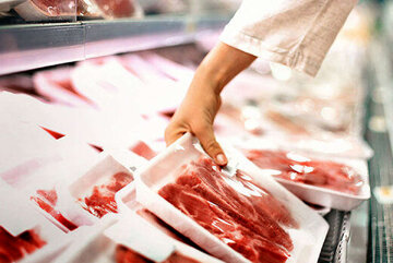 عرضه قطره‌چکانی گوشت قرمز در فروشگاه‌های زنجیره‌ای / مرغ در میادین میوه‌ و تره‌بار هم کمیاب است