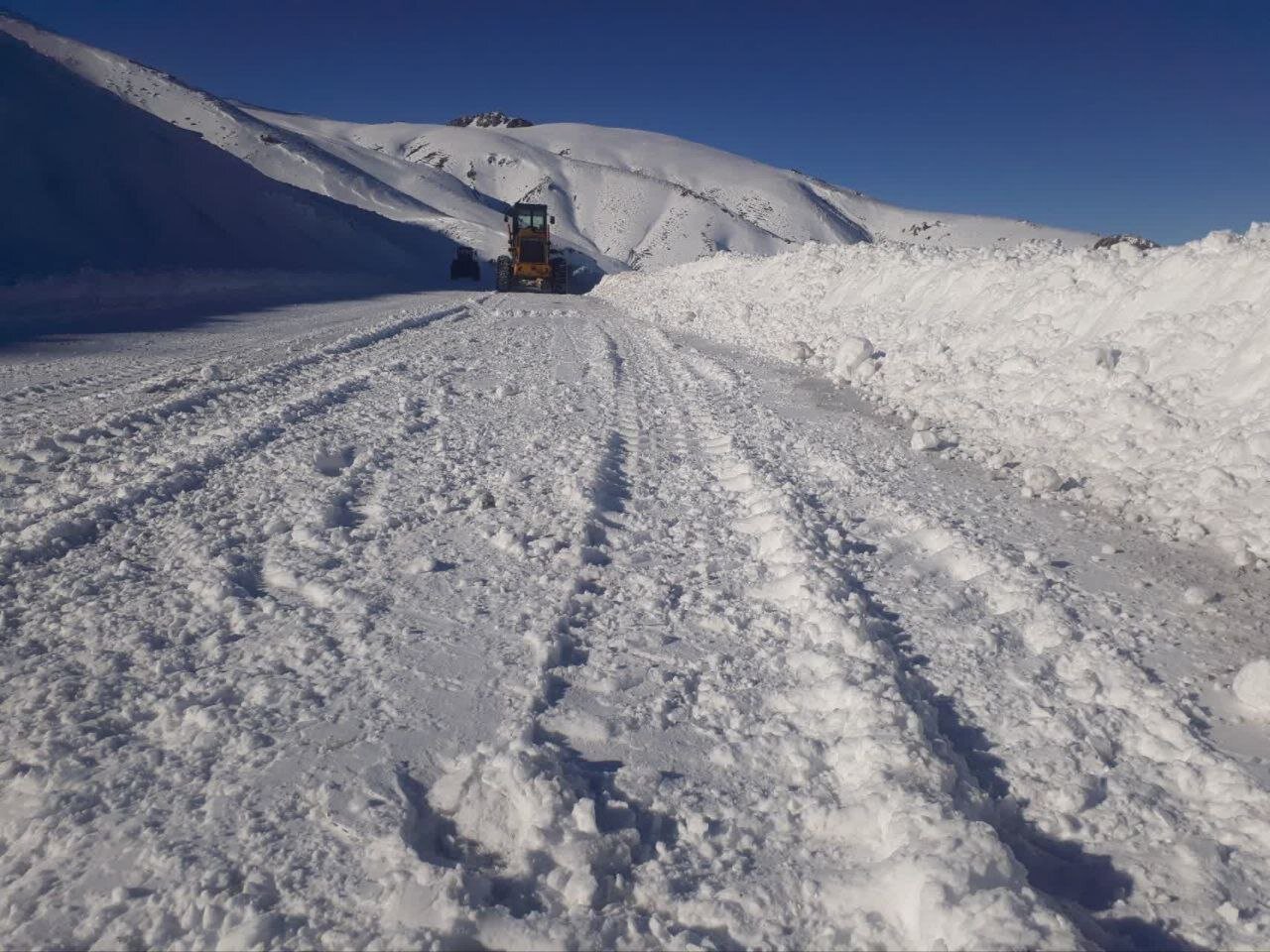 در شبانهروز گذشته، ۲۵۰ کیلومتر از محورهای مواصلاتی آذربایجانغربی برفروبی شد