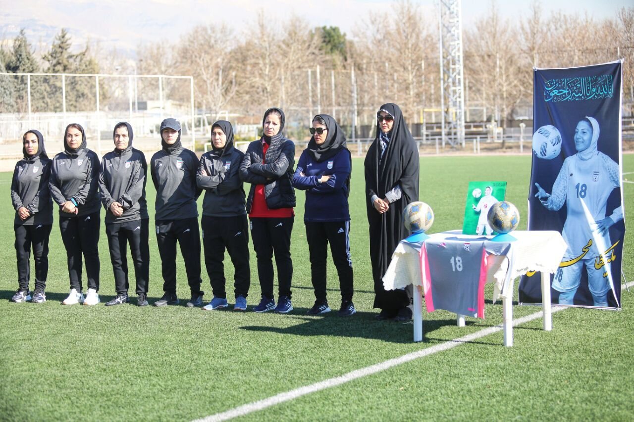 عکس | ادای احترام بازیکنان تیمملی فوتبال زنان به ملیکا محمدی