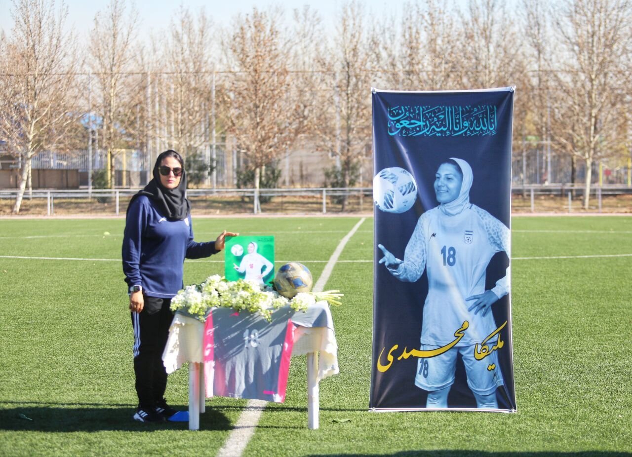 عکس | ادای احترام بازیکنان تیم‌ملی فوتبال زنان به ملیکا محمدی