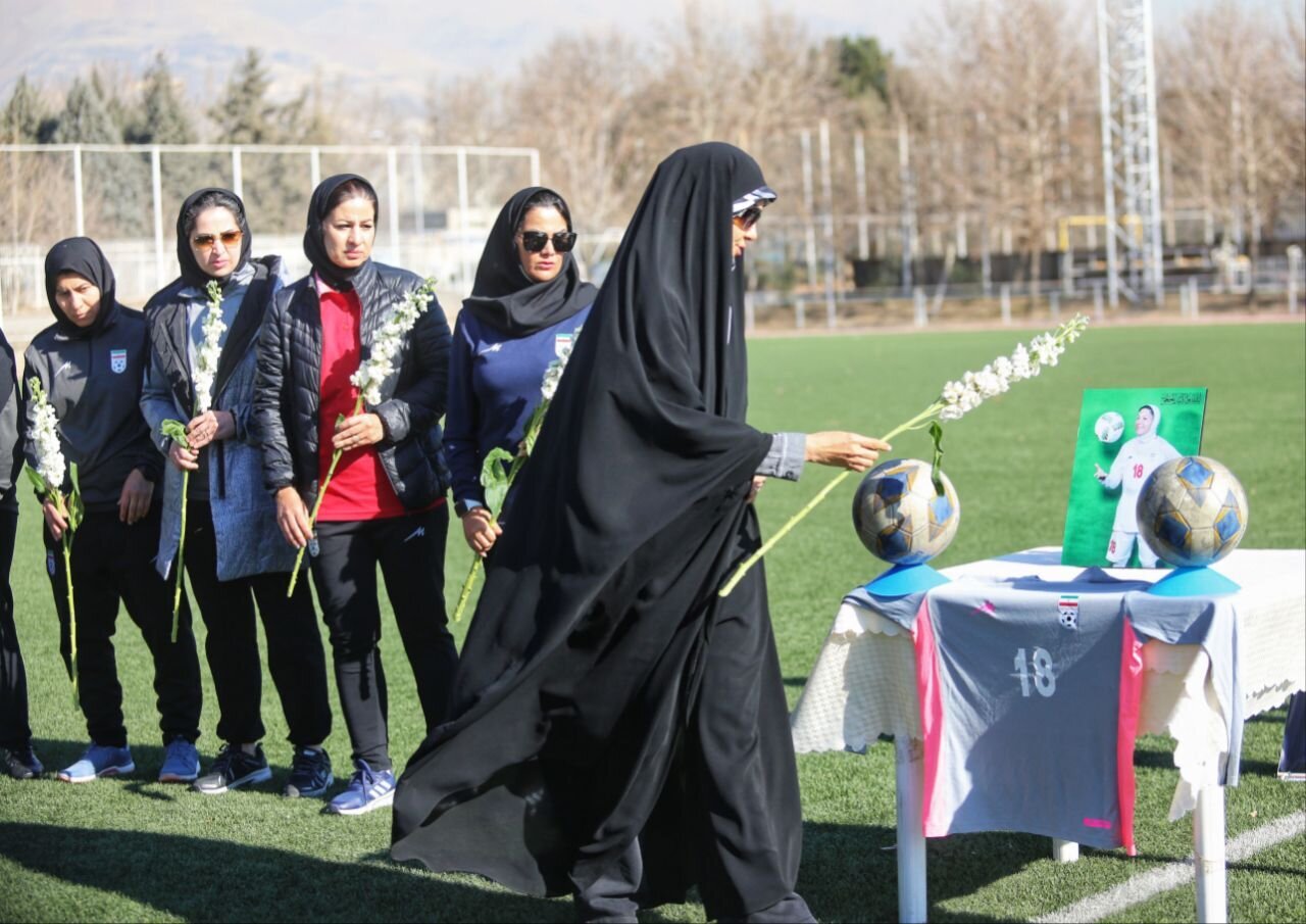 عکس | ادای احترام بازیکنان تیم‌ملی فوتبال زنان به ملیکا محمدی