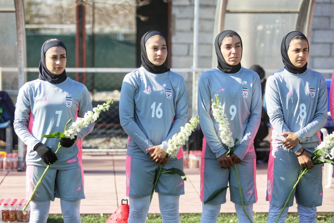 عکس | ادای احترام بازیکنان تیمملی فوتبال زنان به ملیکا محمدی