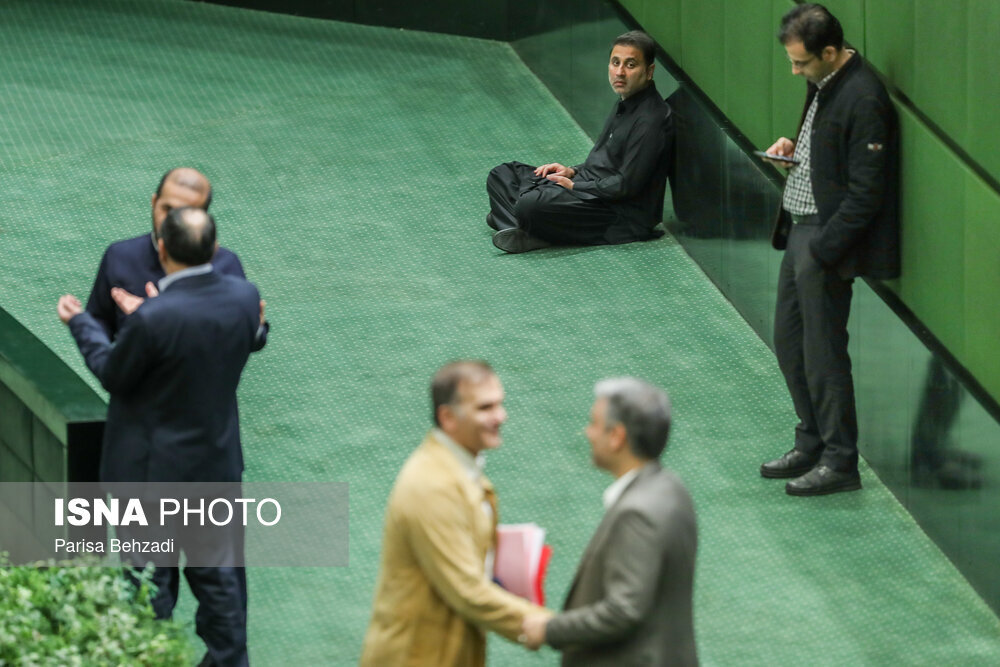 اولین عکس از نماینده ردصلاحیت شده با چهره ای غمگین در صحن مجلس