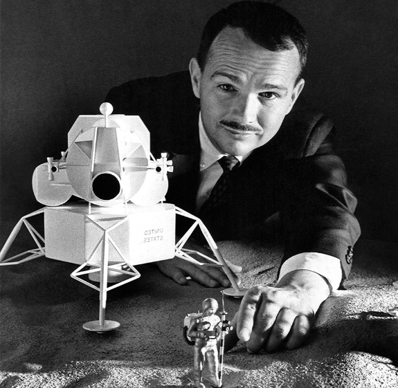 تنها انسانی که در ماه دفن شده