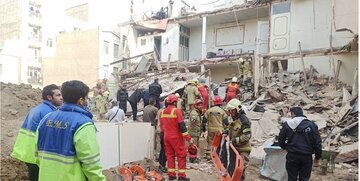 افزایش فوتیهای حادثه ریزش ساختمان سه طبقه در تهران/ عکس