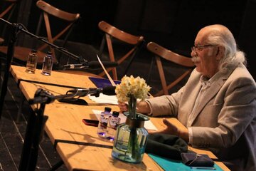 در هفتمین نشست «صدای نمایش‌نامه‌نویس»/بهزاد فراهانی نمایش‌نامه‌ی جدیدش را برای مخاطبان خواند