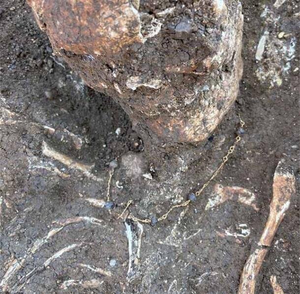 کشف اسکلتهای باستانی غرق در طلا و جواهرات!/ عکس