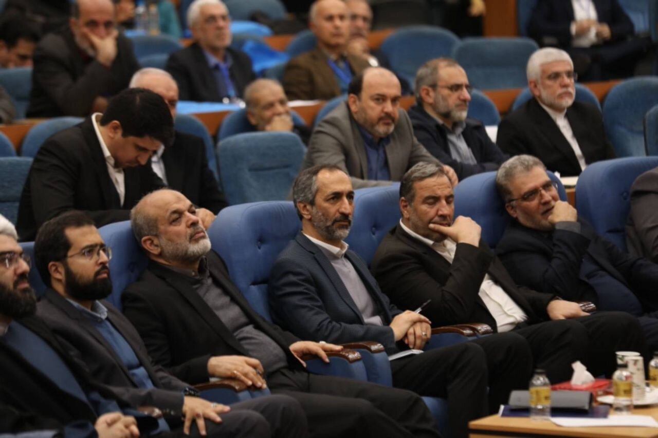 نخستین همایش ملی گفتوگوی نخبگان برگزار شد/ تقدیر از پنج استاندار و 23 هیئت اندیشهورز نخبگانی