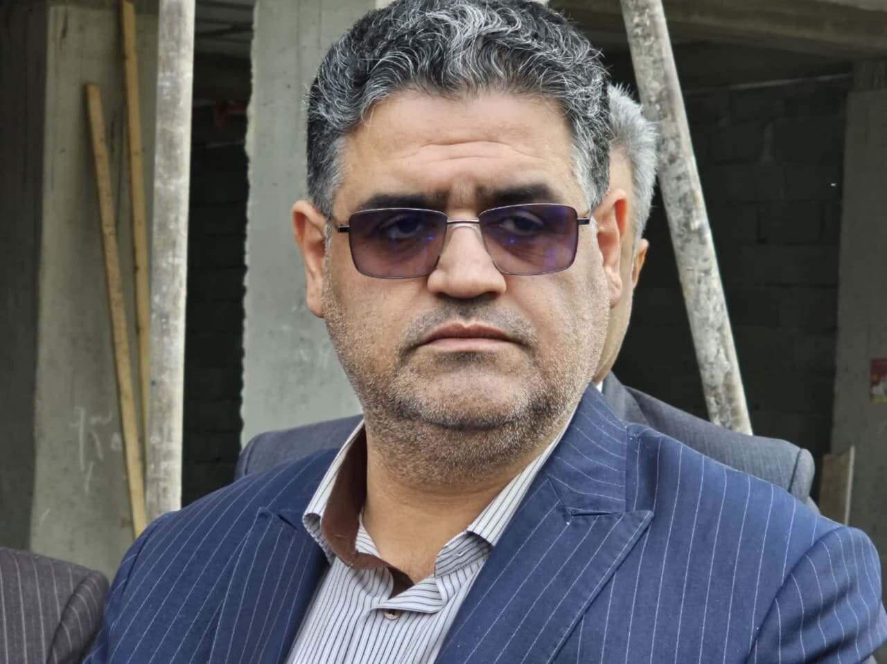 بی