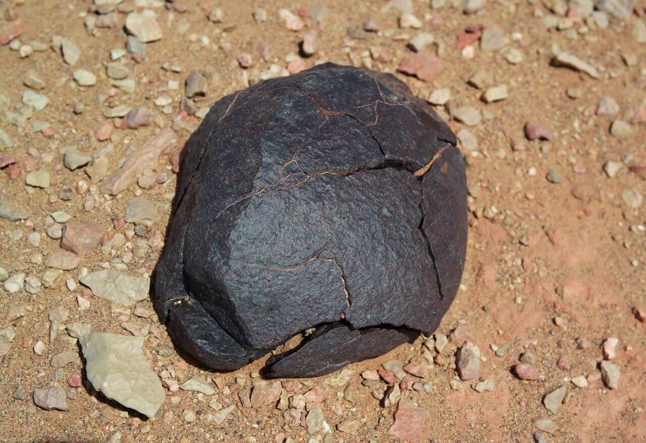 تصاویری شگفتانگیز از بقایای شهاب سنگها در ایران | این شهر کشور مهد شهاب سنگهاست | رونمایی از بزرگترین شهاب سنگ ایران تا پایان سال