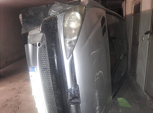 واژگونی عجیب پژو ۲۰۶ در پارکینگ خانه/ عکس