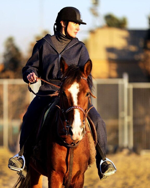 جدیدترین تصاویر از بهاره افشاری در حال اسب سواری