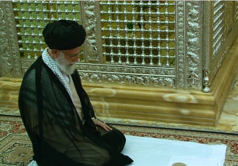 تصاویر متفاوت از رهبر انقلاب به همراه نوه شان در امامزاده علی ابن محمدباقر(ع)