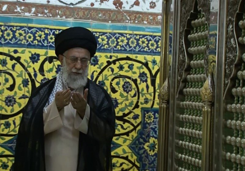 تصاویر متفاوت از رهبر انقلاب به همراه نوه شان در امامزاده علی ابن محمدباقر(ع)