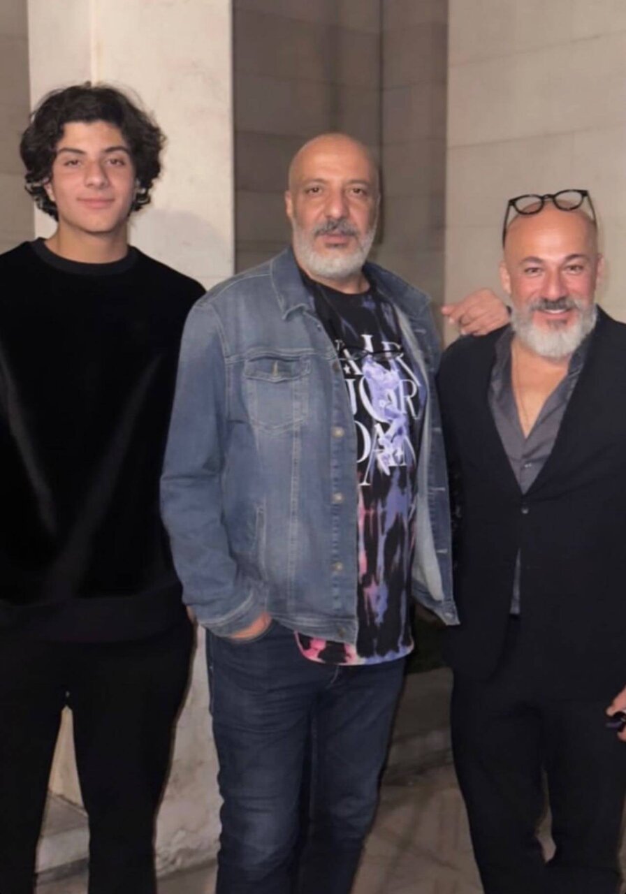 عکس| آیین آبروی پدرش را برد؛ امیر جعفری در کنار امیر آقایی با لباسهای پسرش!