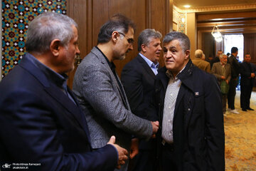 مهدی هاشمی شکار عکاسان شد / چهره غمگین فاطمه در سوگ پدر / غیبت فائزه در مراسم سالگرد آیت الله + تصاویر