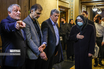 عفت مرعشی با ویلچر آمد، یاسر با تاخیر رسید / ظریف مریض بود، دست نداد / خوش و بش خاتمی با رقیب دیروز / بازار گعدههای چند نفره داغ شد