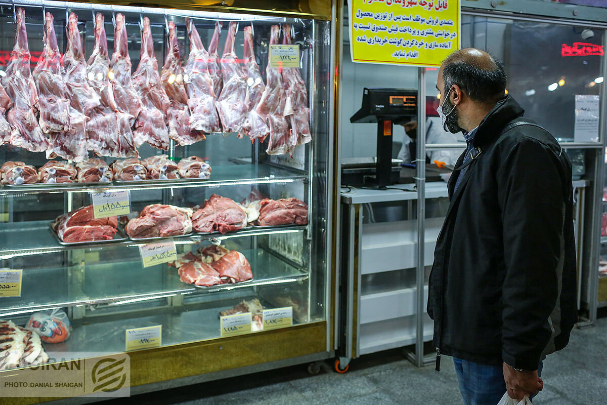 - گوشت در مغازه‌های بالای شهر ۷۰۰ هزار تومان است
