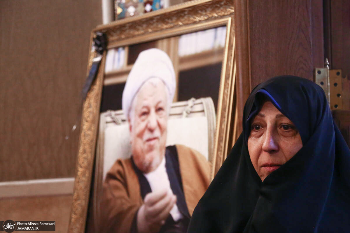 مهدی هاشمی شکار عکاسان شد / چهره غمگین فاطمه در سوگ پدر / غیبت فائزه در مراسم سالگرد آیت الله + تصاویر 3