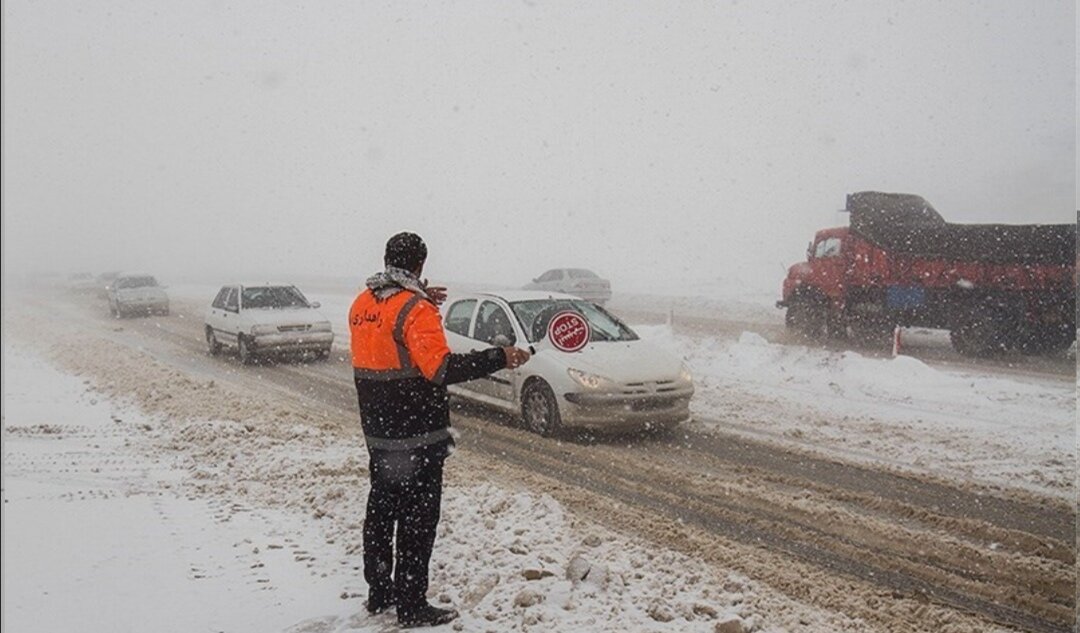 - بارش برف در گردنه‌های استان همدان ادامه دارد