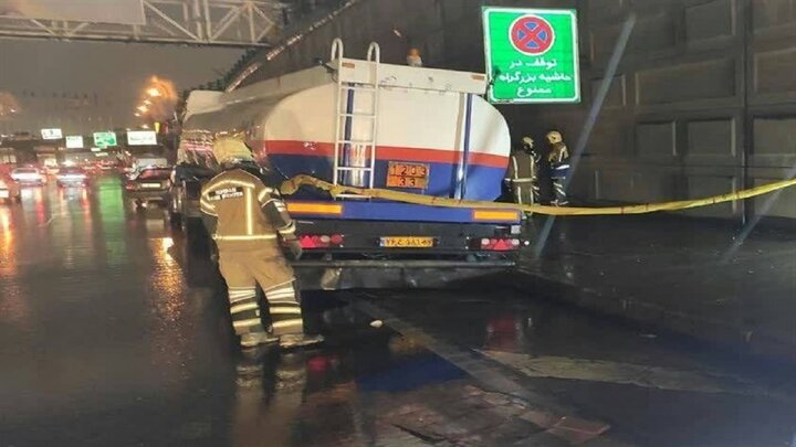 - تصادف زنجیره‌ای تانکر سوخت در این بزرگراه تهران