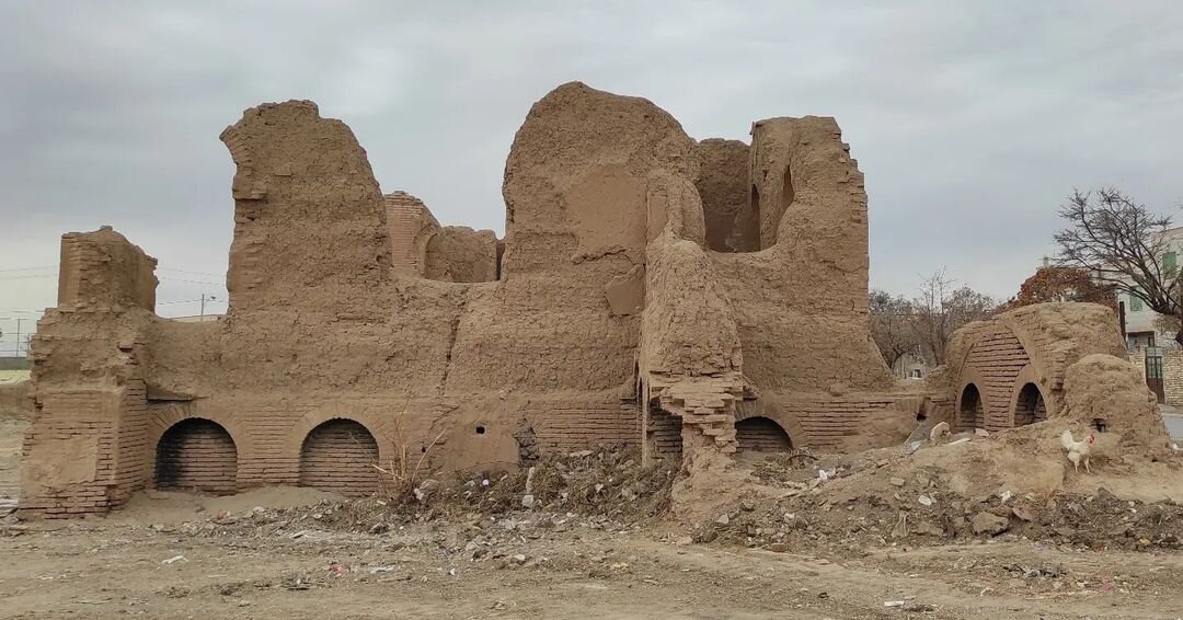 عمارت قاجاری محل گشت و گذار مرغ و خروسها/ عکس