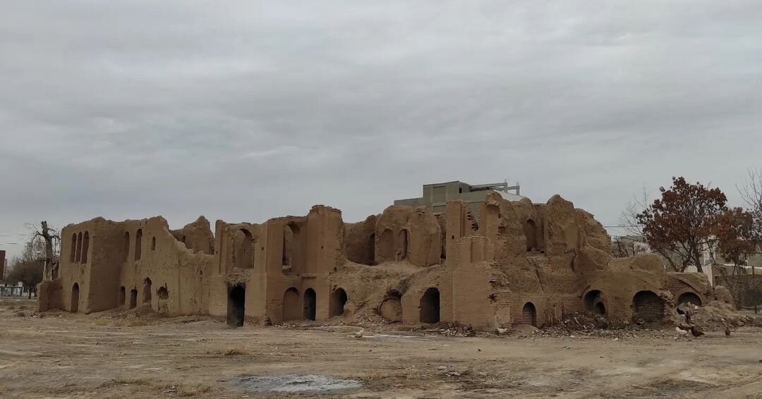 عمارت قاجاری محل گشت و گذار مرغ و خروسها/ عکس