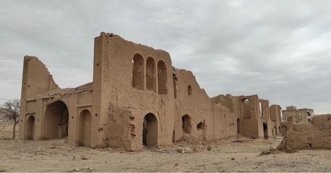 عمارت قاجاری محل گشت و گذار مرغ و خروسها/ عکس